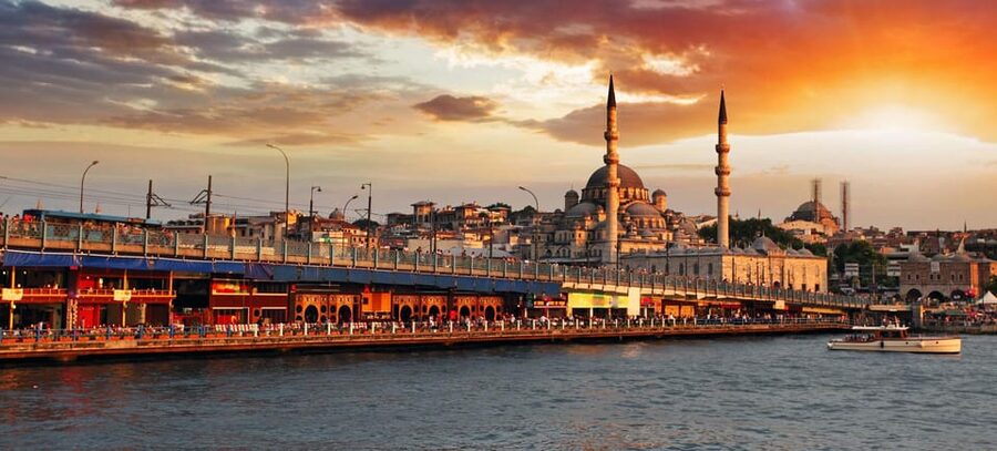 Istanbul: Semi Private Bosphorus Tour - Two continents, one boat ride