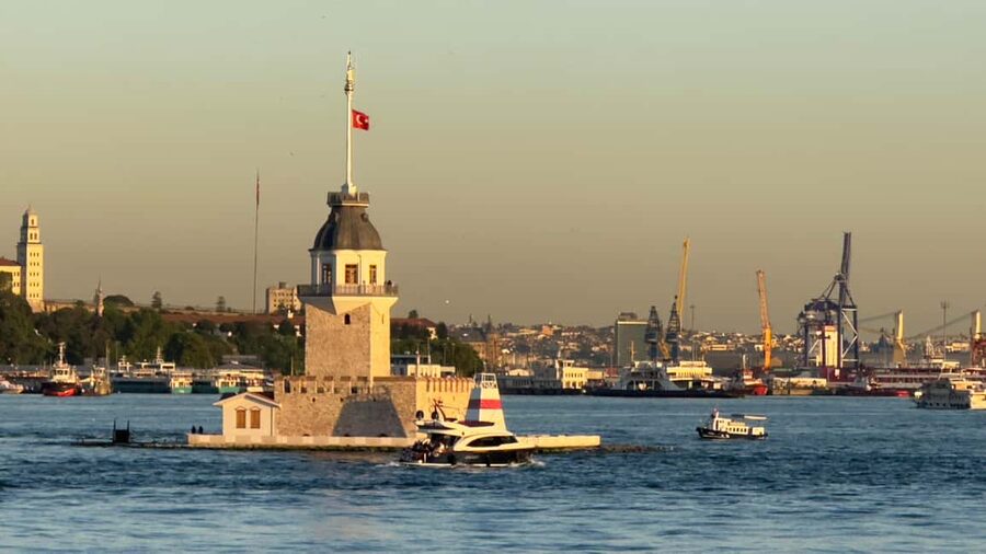 İstanbul: Small-Group Sunset Cruise & Audio Guide w/Snack - Snacks, drinks, and the little comfort upgrades you’ll appreciate