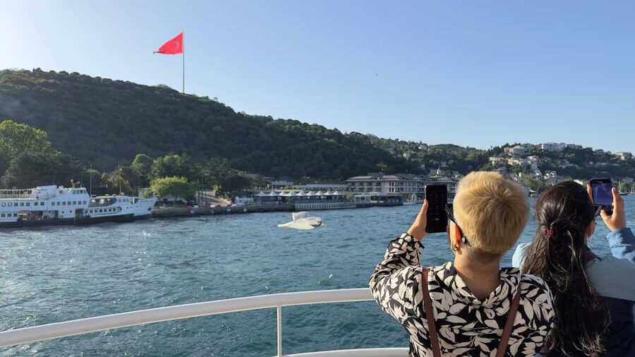 İstanbul: Small-Group Sunset Cruise & Audio Guide w/Snack - How to use the 9-language audio guide without losing the view