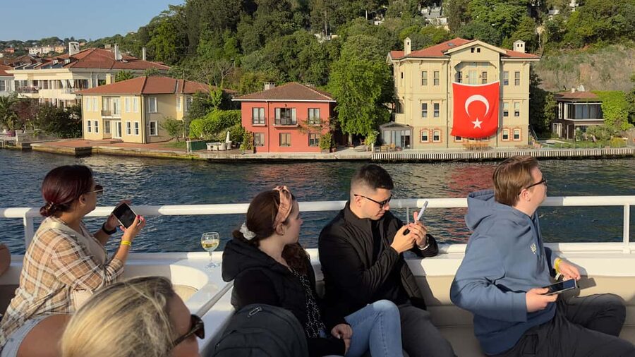 İstanbul: Small-Group Sunset Cruise & Audio Guide w/Snack - Small-group vibe, staff service, and what to expect from the boat operation