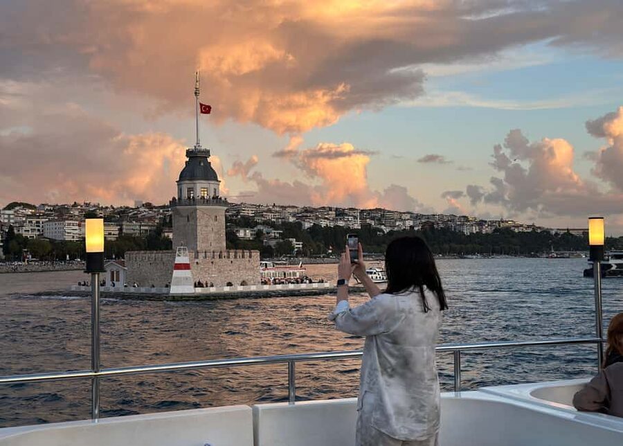 İstanbul: Small-Group Sunset Cruise & Audio Guide w/Snack - Photography and timing tips for Istanbul’s Bosphorus highlights