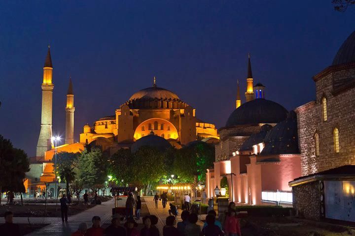 Istanbul-St Sophia,Blue Mosque,Hippodrome Guided Tour - Hippodrome Walk: Gladiator Footsteps and the Map Under Your Feet