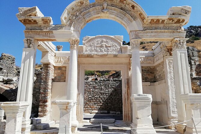 Istanbul to Ephesus Full Day Private Tour with Domestic Flights - Izmir airport meet-and-greet: the calm after the takeoff