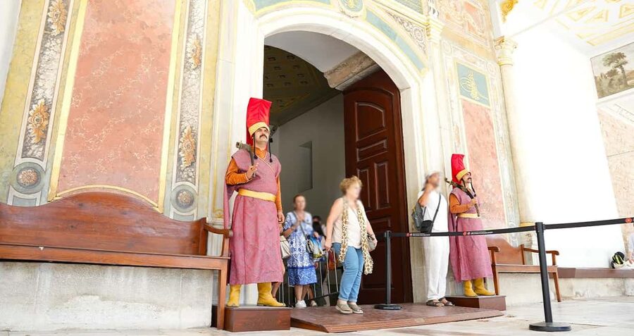 Istanbul: Topkapi, Harem Small Group Guided Tour & Historian - Quick Setup Walk: Sultan Ahmed Mosque and Hagia Sophia Photo Stops