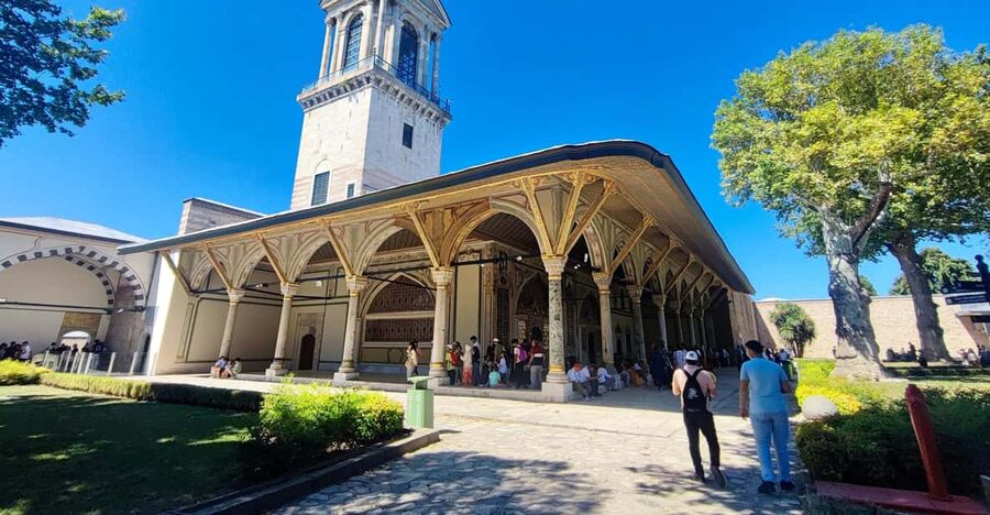 Istanbul Topkapı Palace and Harem Guide Tour - Entering Topkapi Palace quickly: skipping the line and starting with confidence