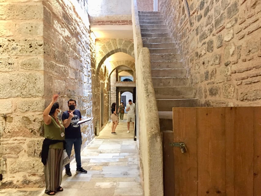 Istanbul Topkapı Palace and Harem Guide Tour - Meeting point in Sultanahmet: how to find FOODIE-IST Cafe fast