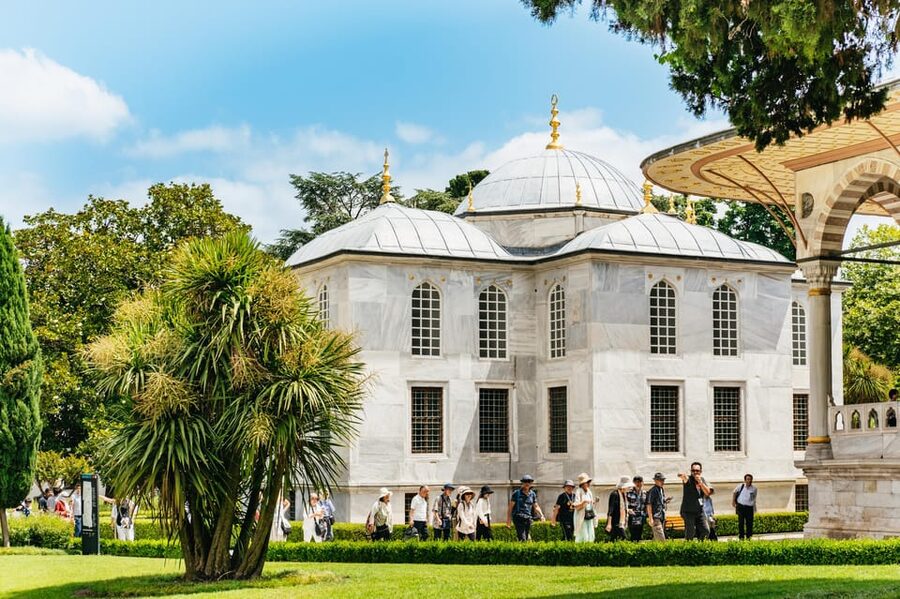 Istanbul: Topkapi Palace and Harem Guided Tour with Ticket - Sacred Relics and Imperial Kitchens: The “Why This Place Mattered” Finish
