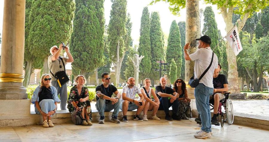 Istanbul: Topkapi Palace & Harem Express Highlight Tour - Meeting the guide by the Hippodrome: Dsign Café, MegaPass flag