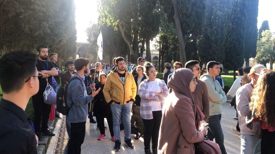 Istanbul: Topkapi Palace Skip-the-Line Ticket & Guided Tour - The 1-hour guided focus that sets your route
