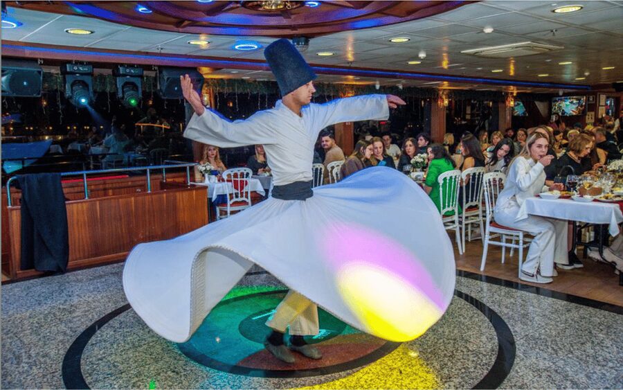 İstanbul: Turkish Night On the Bosphorus with Private Table - A 3-Hour Bosphorus Dinner Cruise at Night, With the City Glowing