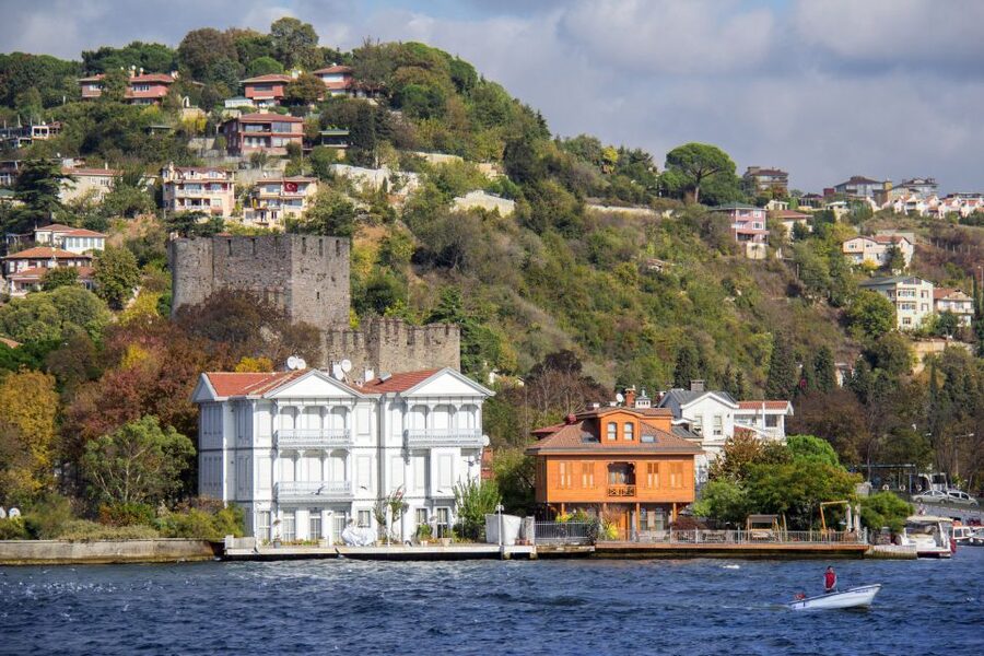 Morning Bosphorus Cruise and Spice Bazaar - How the guide, boat type, and seating change your experience