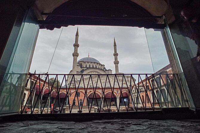 Photograph the Hidden Corners of the Grand Bazaar in Istanbul - Moving at the right pace inside a crowded landmark