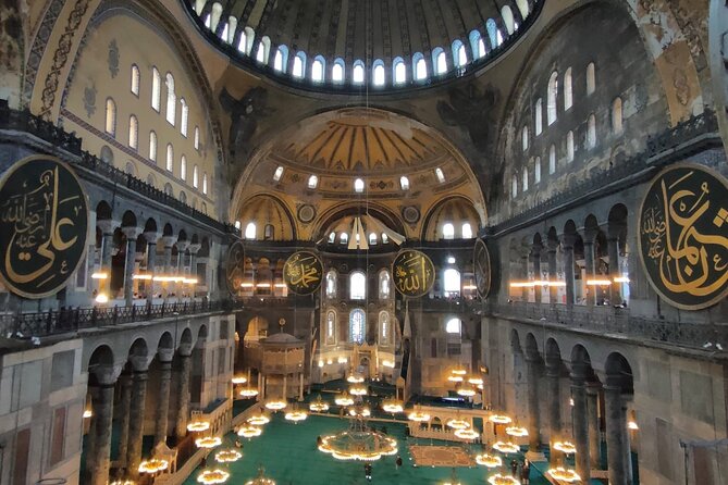 Private Guide in Istanbul in Spanish - Hippodrome square: obelisks and the story of a stolen bronze past