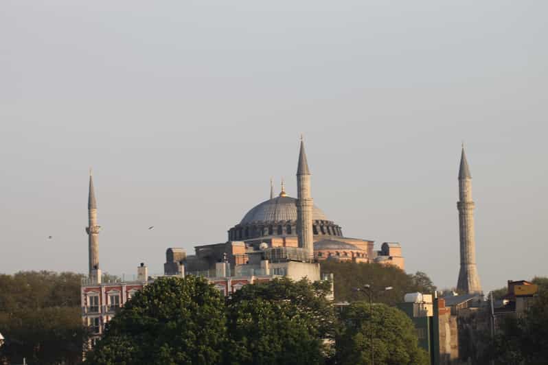 Private Guide in Istanbul Old City - Blue Mosque and Hagia Sophia: two icons, one guide-led framework