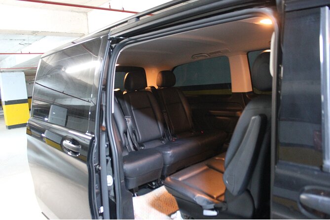 Private Istanbul Airport (IST) Arrival or Departure Transfer - Communication in English, German, and Spanish