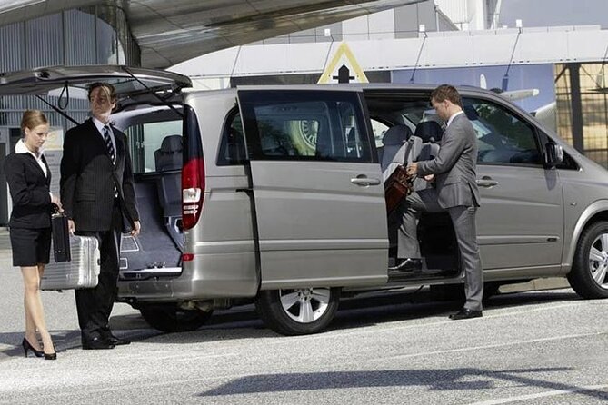 Private Transfer from Istanbul Hotels to Istanbul Airport (IST) - Meeting Your Driver, Then Getting Out the Door
