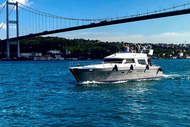 Private Yacht Voyage : Music, Wine & Snacks for Groups - Timing That Works: Why 7pm Feels Like Magic