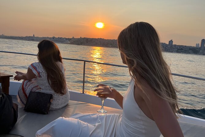 Small Group Yacht Tour With Unlimited Wine, Fruits & Mixed Nuts - Key things that make this yacht tour worth your time
