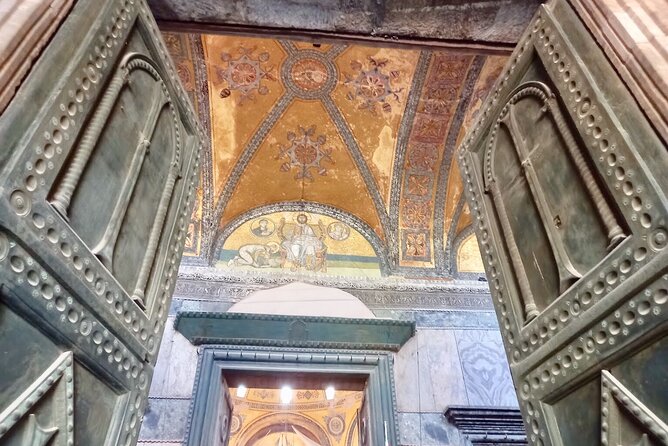 Topkapi Palace with Harem and Blue Mosque Guided Tour - Sogukcesme Street and Sultanahmet Square: quick breaks that help