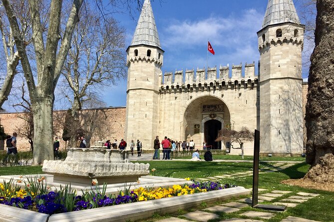 Topkapı Palace with Harem & Blue Mosque Guided Tour - Using the old-city center well: the Sultan Ahmet orientation moment