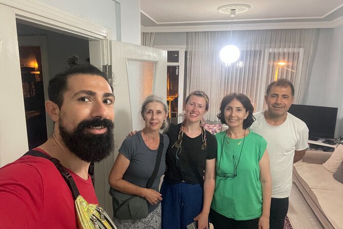 Traditional Family Dinner in Istanbul with with Eastern Family - English-supported conversation that doesn’t feel forced